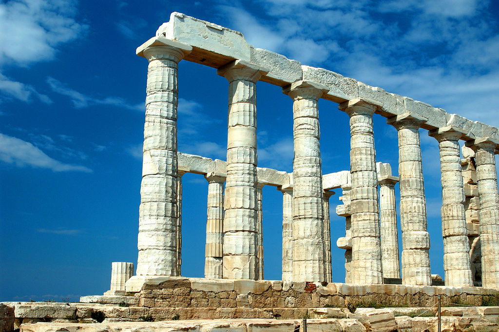 Un templo al dios del mar en un cabo...